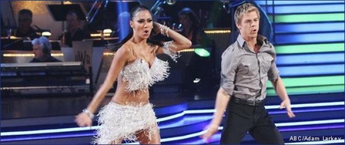 Nicole Scherzinger Evan Lysacek Continue Dancing With The Stars Roll