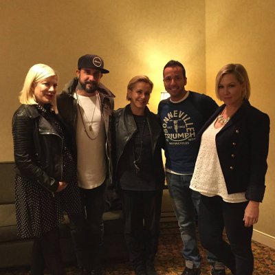 Luke Perry Jennie Garth And 90210 Cast Reunite Pay Tribute To Shannen Doherty