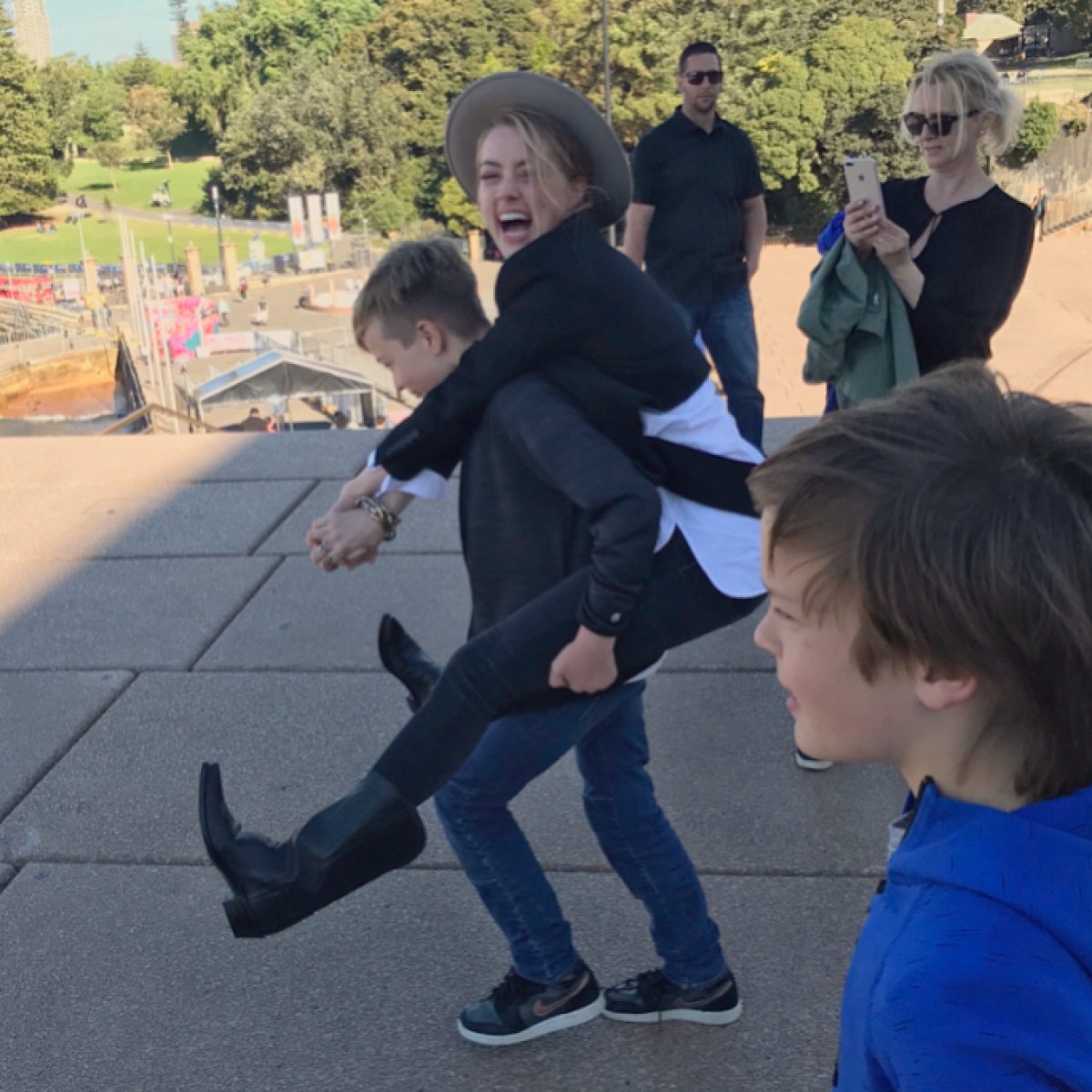 Amber Heard Bonds With Elon Musk S Kids In New Photo