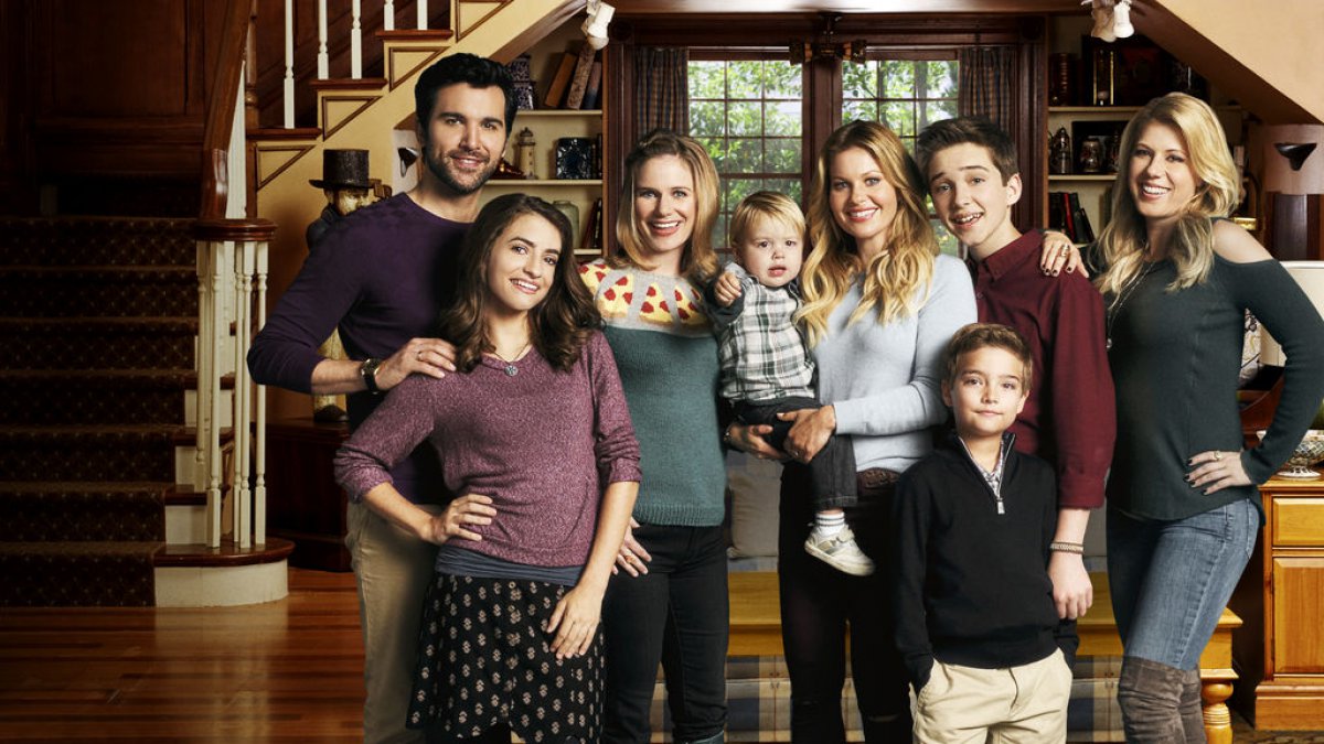 Candace CameronBure and John Stamos appear in 'Fuller House' Season 3