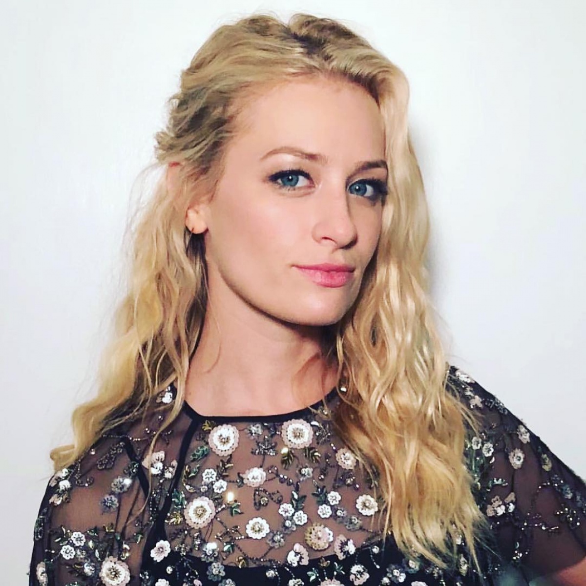 What Is Caroline Channing Actress Beth Behrs Net Worth? How Much Did ...