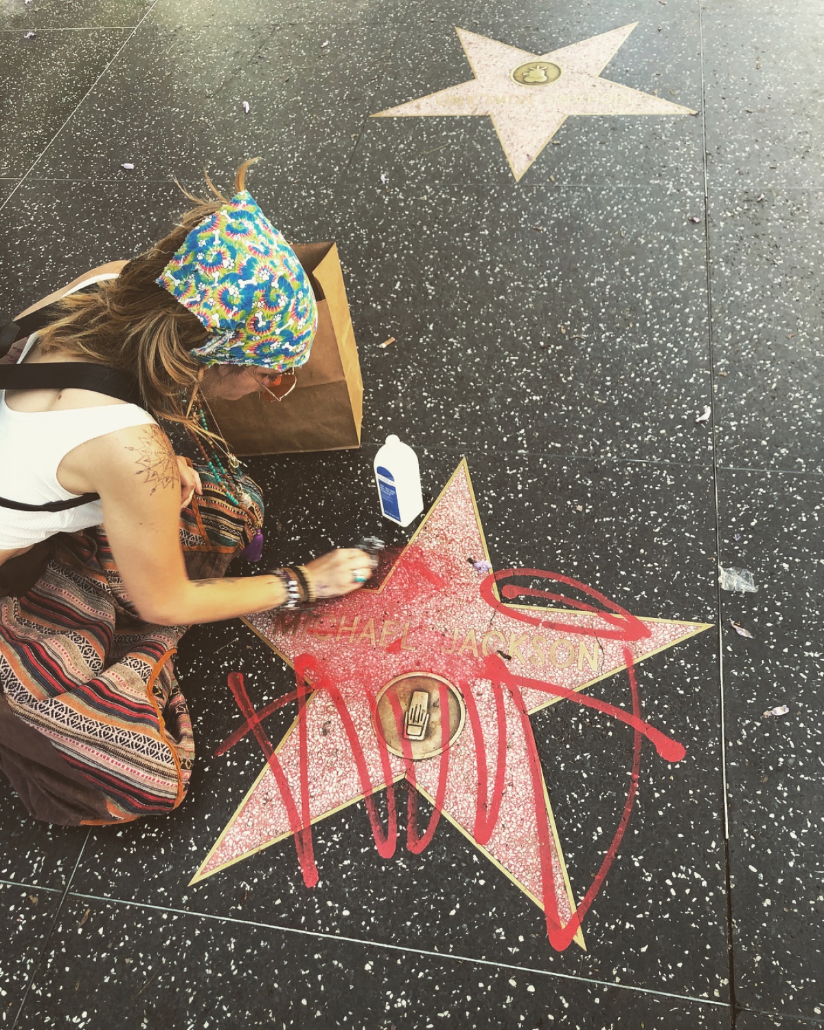 Paris Jackson scrubs graffiti from Michael Jackson�s Walk