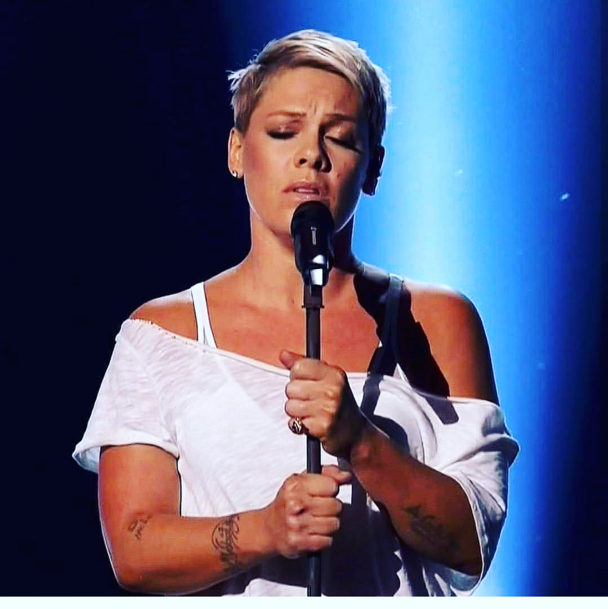 Pink cancels show due to illness "I'm doing the absolute best I can