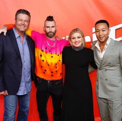 The Voice Coaches Kelly Clarkson John Legend Adam Levine And Blake Shelton All Returning For Season 17