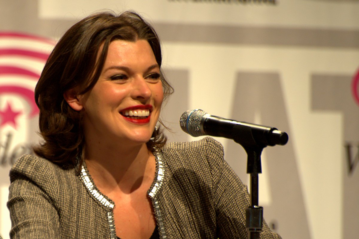 1200px x 800px - Milla Jovovich previews 'Old Alice' on 'Resident Evil' set