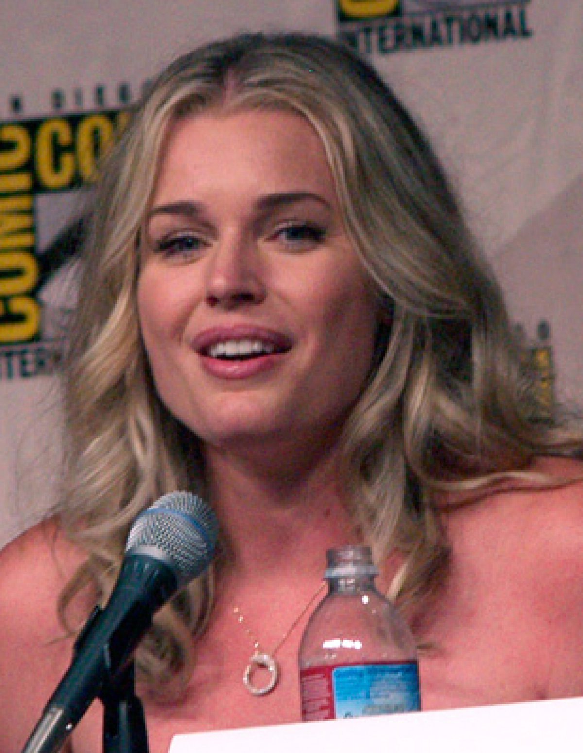 star-trek-strange-new-worlds-rebecca-romijn-says-una-similar-to-x