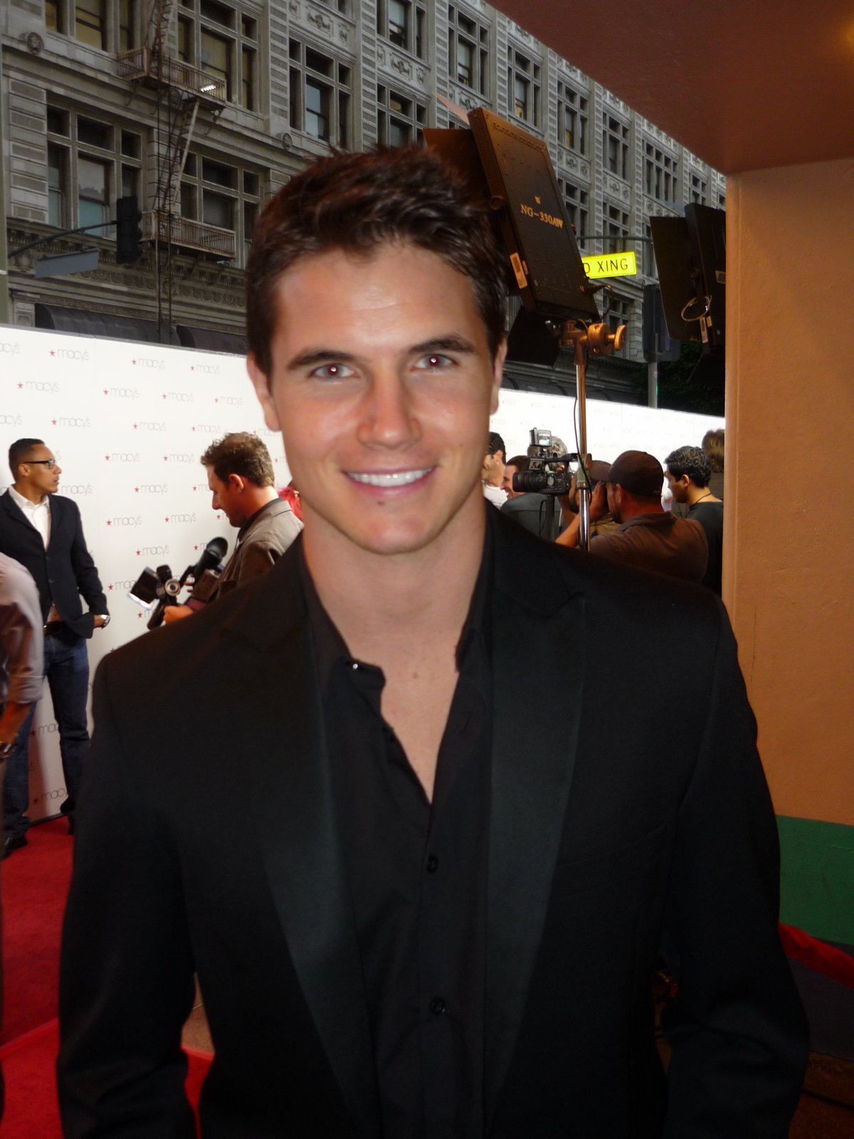 'Upload': Robbie Amell, Andy Allo face new challenges in Season 3 trailer - Vimarsana News