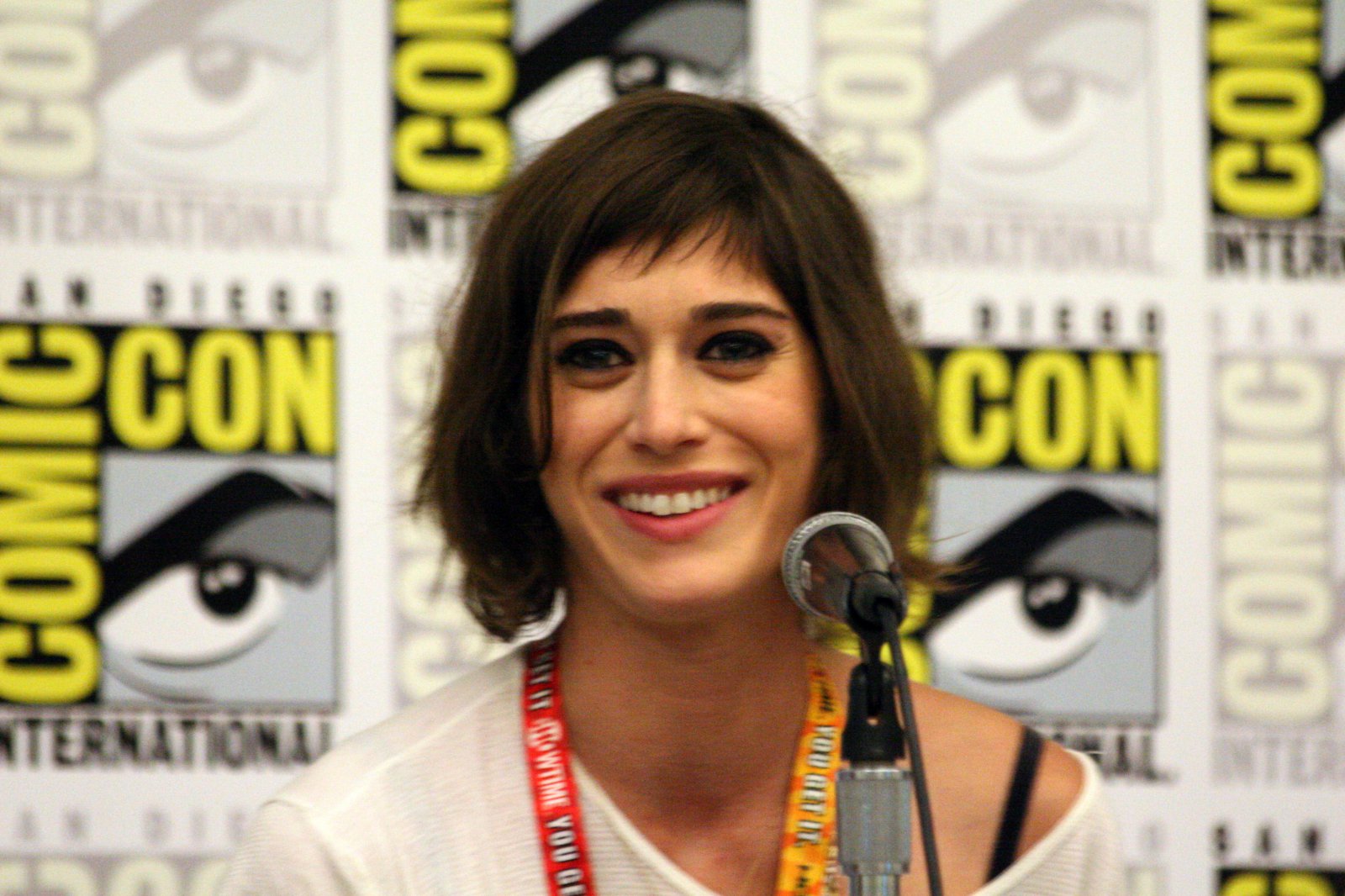 'Fatal Attraction' star Lizzy Caplan Alex is a romantic who needs a